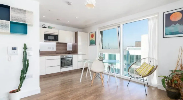 Lovely Studio Flat w/ Terrace in Southeast London, Забронировать Отель Тауэр-Хэмлетс Лондон, рядом с Лесной массив «Раша-Док»
