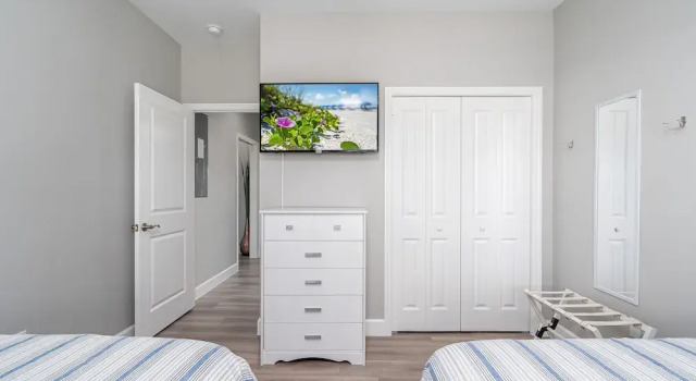 Beautiful New Build Private Pool Home On The North End Of Fort Myers Beach! 3 Bedroom Home by RedAwning, Забронировать Дом для отпуска Отели в центре Форт-Майерс-Бич, в центре, Парковка