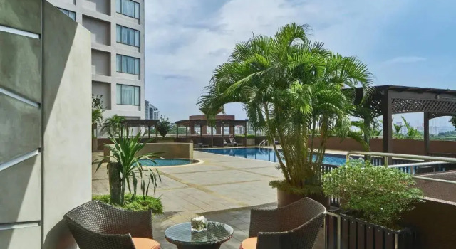 Двухместный номер Standard с видом на бассейн Renaissance Johor Bahru Hotel