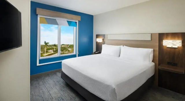 Люкс Deluxe Holiday Inn Express Hotel & Suites Port St. Lucie West by IHG
