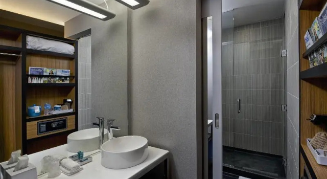 Четырёхместный номер Standard Aloft by Marriott Tulsa Downtown