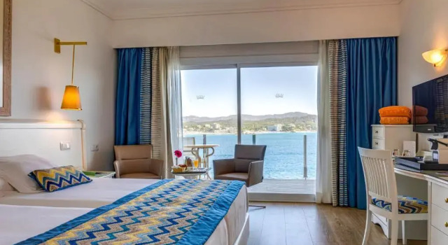 Номер Superior с балконом и с видом на море Отель Gran Fornells Thalasso and Spa
