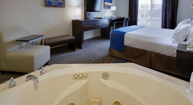Двухместный люкс Jetted Tub Holiday Inn Express Hotel & Suites Meadowlands Area by IHG