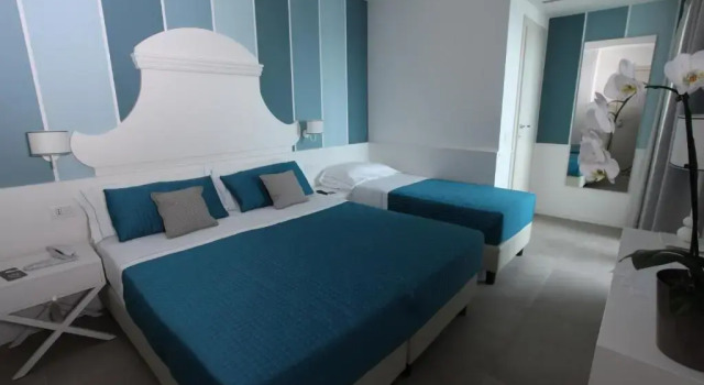 Четырёхместный номер Standard Hotel Ambassador
