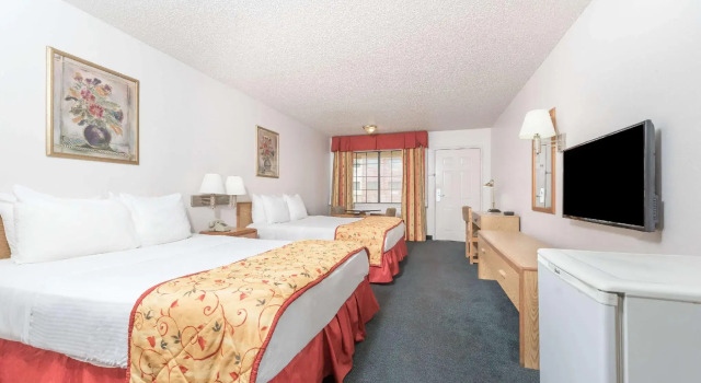 Четырёхместный номер Standard Days Inn by Wyndham Waco Near Downtown University