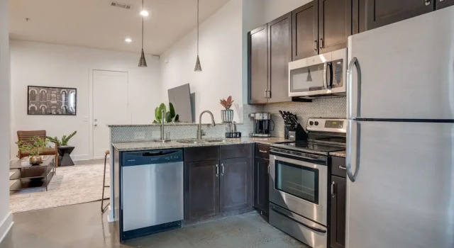 Коттедж c 1 комнатой Lofts At 30th - Urban Lodge - Mins to Broadway!