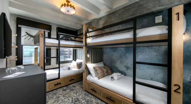 Кровать в общем номере The Wayfarer Downtown LA, Tapestry Collection by Hilton