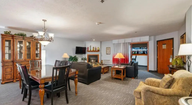 Люкс с 2 комнатами Ramada by Wyndham Sioux Falls Airport - Waterpark Resort & Event Center