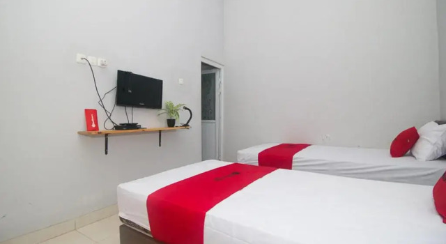 Номер Economy RedDoorz Plus Syariah near Alun Alun Sampang