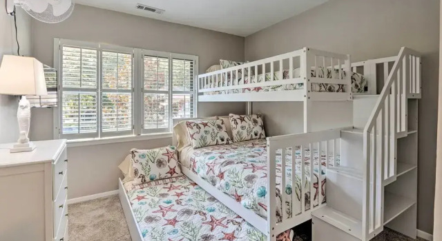 Апартаменты 1/4 Mi to Ocean: Beach Pebble Townhome w/ Patio