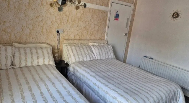 Трёхместный семейный номер Standard Glendor Hotel