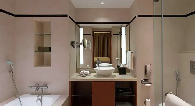 Номер Deluxe с видом на бассейн Hilton Bangalore Embassy GolfLinks