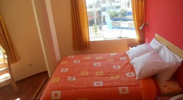 Komfortowy dwuosobowy pokój i balkonem i z widokiem na jezioro Kuntur Inn