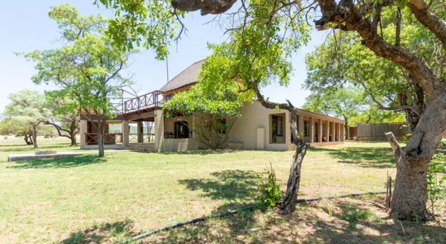 Коттедж Kareefontein 8 Bedroom Lodge IKH1