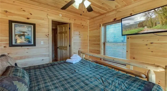 Rocky Top Lookout 4 Bedroom Home with Hot Tub