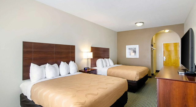 Четырёхместный номер Standard Quality Inn & Suites Near Tanger Outlet Mall