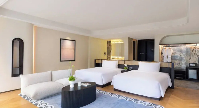 Четырёхместный номер Standard с балконом voco Guilin Yangshuo by IHG