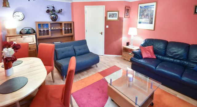 Large 3 Bed Sleep 6 Central MK, Забронировать Отель Отели Бакингемшир с парковкой, Парковка