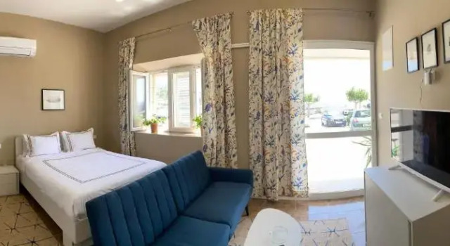 Villa Leo Beach Studio, Rezerwuj Willa Hotele w Split-Dalmatia County z parkingiem, Parking