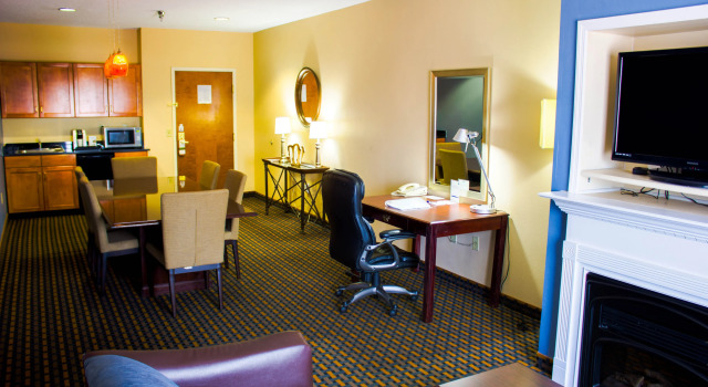 Holiday Inn Express Hotel & Suites Sanford by IHG, Забронировать Отель Сэнфорд Северная Каролина