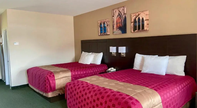 Четырёхместный номер Standard Colonial House Motor Inn