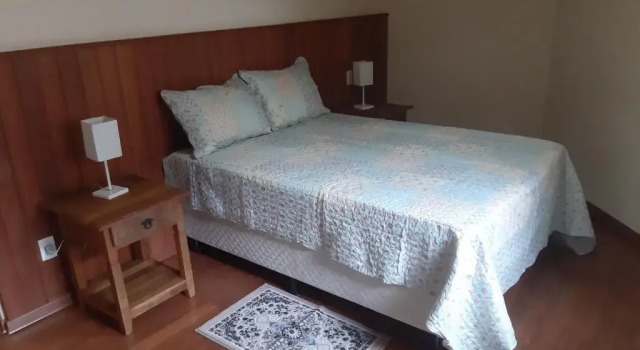 Casa MARAVILHOSA com 4 Suítes em Condomínio, Забронировать Отель Отели Монти-Верди с парковкой, рядом с Municipal Stadium Verner Grimberg Monte Verde, Парковка