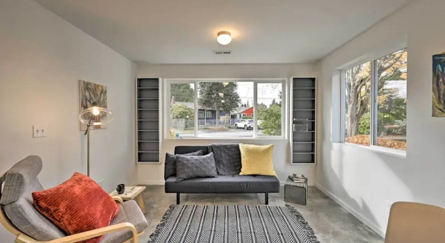 Bright Seattle Cottage w/ Private Backyard Access!, 预订 度假屋 White Center 美利坚合众国-美利堅合眾國