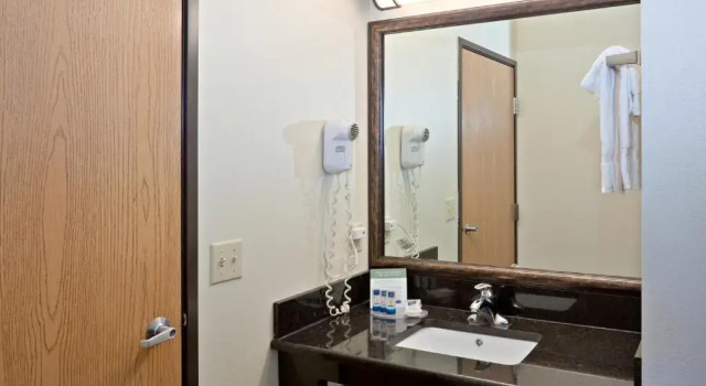 Standard Zimmer AmericInn and Suites by Wyndham Delafield-Waukesha-Milwaukee