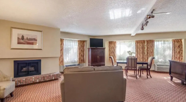 Полулюкс SureStay Plus Hotel by Best Western Reno Airport