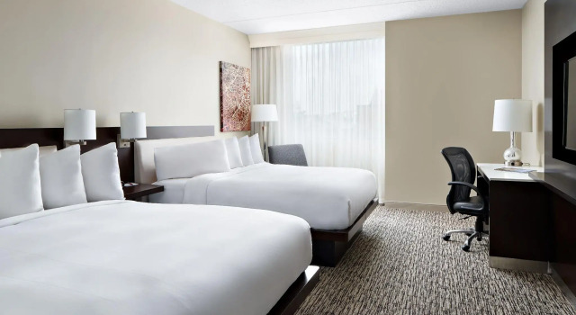 Четырёхместный клубный номер Standard Cleveland Marriott East