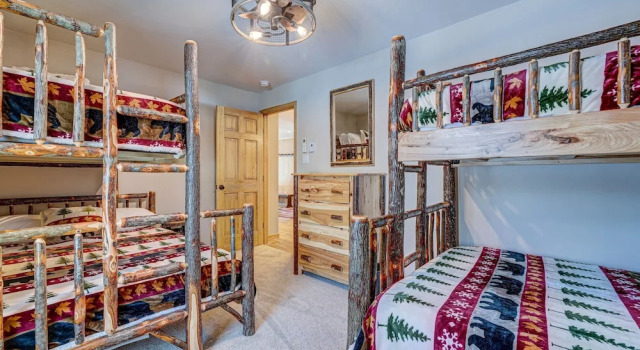 Шале Top Notch Lodge by Avantstay Hot Tub, Game Room, Community Pool, Deck