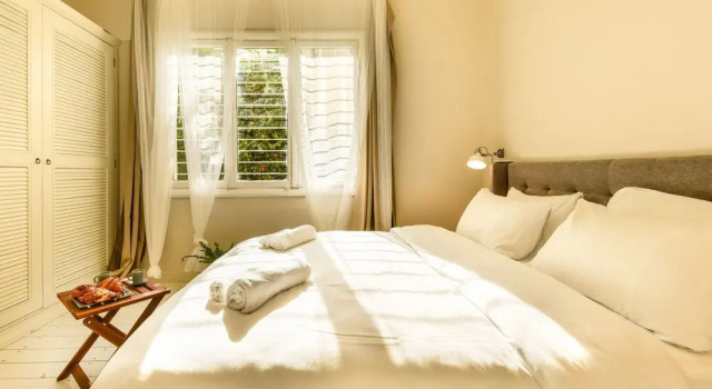 Serene Retreat with Lush Garden by Sea N Rent, Забронировать Апартаменты/квартира Тель-Авив Тель-Авивский округ, рядом с Синематека
