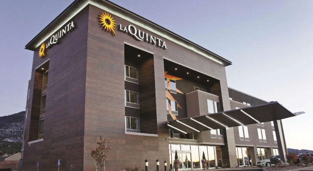 Кровать в общем номере La Quinta by Wyndham Cedar City