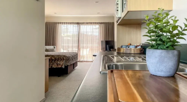 Студия Deluxe Greenlane Manor Motel