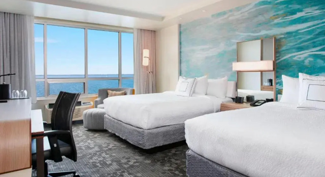 Четырёхместный номер Deluxe с видом на залив Courtyard by Marriott Erie Bayfront