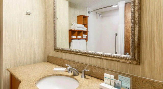 Четырёхместный номер Standard с красивым видом из окна Hampton Inn Fort Walton Beach