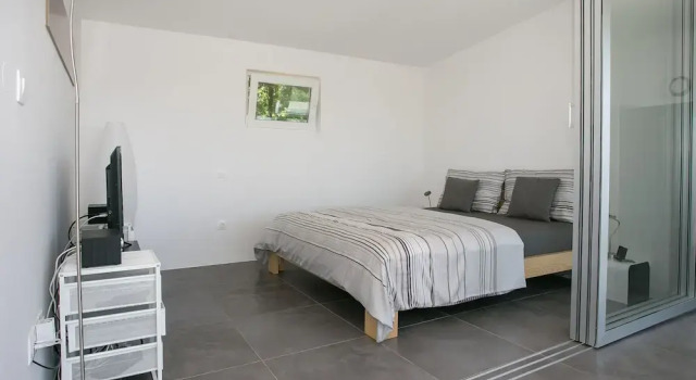 Modernly Decorated Cottage House Ideal for Quiet and Relaxed Holiday, Забронировать Дом для отпуска Виллы Лоборика, Вилла