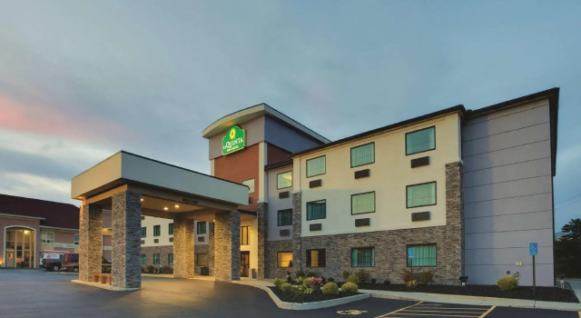Четырёхместный номер Standard La Quinta by Wyndham Batavia