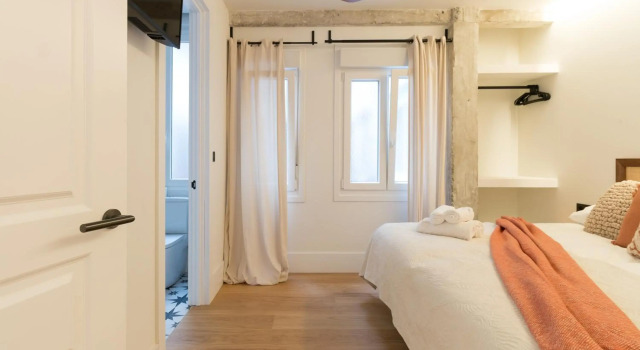 Amplio y moderno apartamento con tarima refrescante by Staynnapartments, Book Apartment Bilbao 
