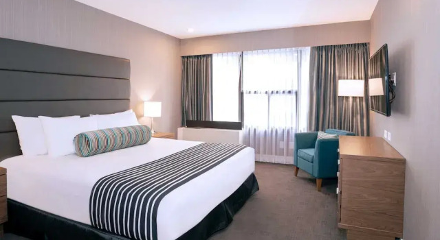 Двухместный люкс Standard с мини-кухней Sandman Signature Calgary Downtown Hotel