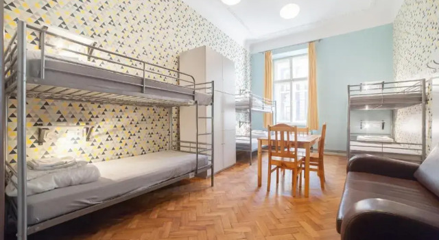 Кровать в общем номере Dizzy Daisy Hostel