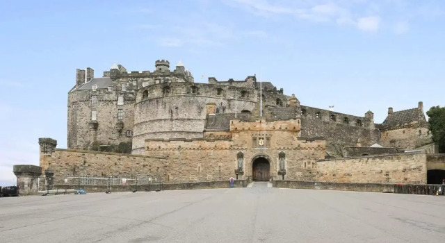 ALTIDO 2-BR Apt directly next to Edinburgh Castle, Забронировать Отель Эдинбург Midlothian, рядом с Национальный музей Шотландии