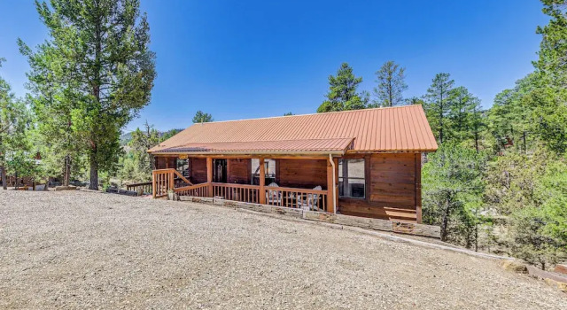 Коттедж < 2 Mi to Midtown Ruidoso: Forest-view Sanctuary!