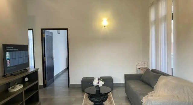 Lovely 2-bedroom holiday home with free parking.
