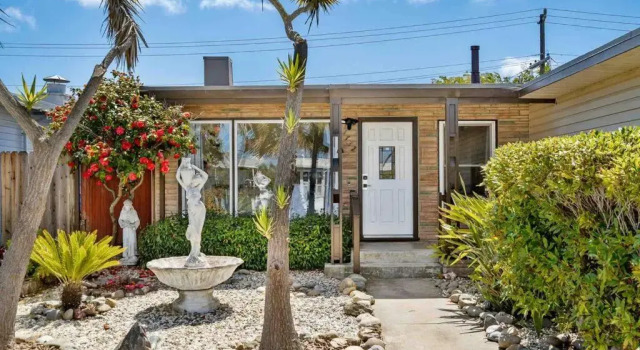 Коттедж Mid Century Garden View Home Parking