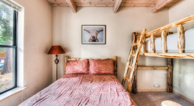 Relax at Rustic Tahoe Charm Minutes to Lake