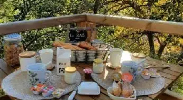 Cabane dans les arbres "La Kaz aux Cigales", Забронировать Хостел Кюэр Вар