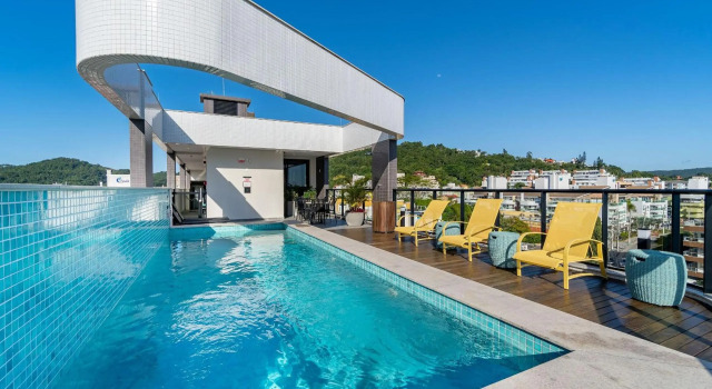 AION suítes 102 - Compacto e luxuoso Loft - Rooftop com piscina e academia - À poucos passos da praia, Забронировать Отель Отели Бомбиньяс 3 звезды, рядом с Пляж Quatro Ilhas Beach, 3*