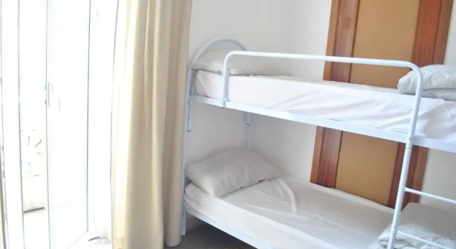 Кровать в общем номере (женский номер) с балконом и с видом на город Sunrise Hostel & Rooms