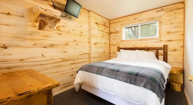 Beargrass Lodging and RV Resort, จอง รีสอร์ท Hungry Horse มอนตานา